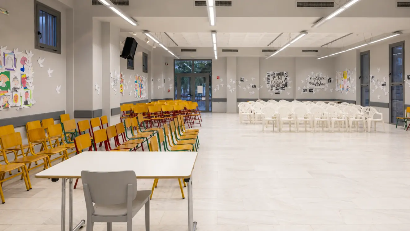 Πλάγια άποψη της αίθουσας εκδηλώσεων και της διάταξης των καθισμάτων.